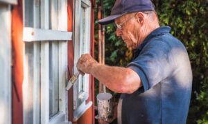 Redonner un coup de neuf à sa fenêtre en bois