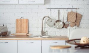 Comment décorer sa cuisine de manière efficace ? Cuisine moderne avec évier et ustensiles suspendus