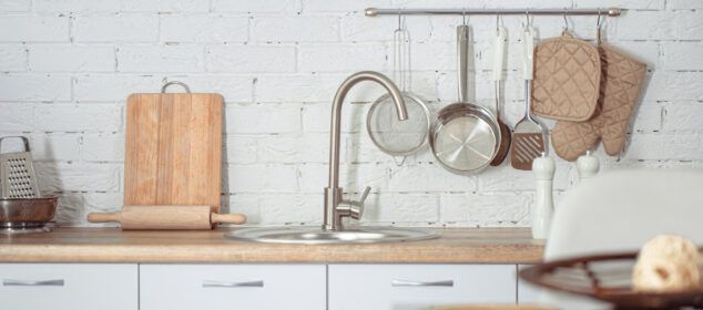 Cuisine moderne avec évier et ustensiles suspendus