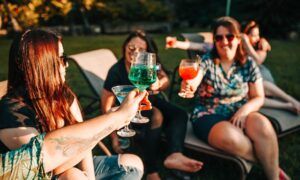 Les cocktails sans alcool : une alternative saine et raffinée pour toutes les occasions Amies trinquant avec cocktails colorés en extérieur