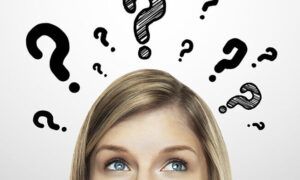 Augmentation des grandes lèvres génitales : Une mode qui prend de l’ampleur Femme pensive avec points d’interrogation au-dessus