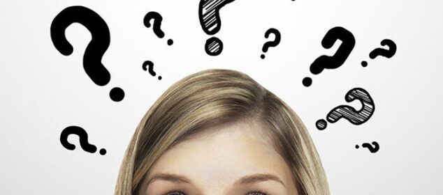 Femme pensive avec points d’interrogation au-dessus