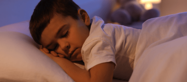 Enfant dormant paisiblement dans son lit la nuit