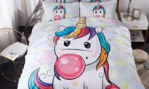 Comment réaliser une décoration licorne dans la chambre d’une petite fille ? Parure de lit licorne colorée pour enfant