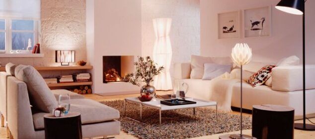 Salon moderne cosy avec cheminée et canapé beige