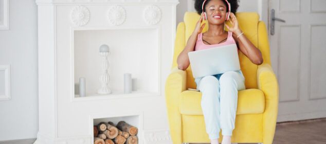 Femme avec casque assise dans fauteuil jaune