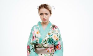 Le kimono : Un vêtement qui s’inscrit de plus en plus dans la garde-robe des femmes Jeune femme en kimono floral, air sérieux
