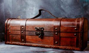 Quel mobilier vintage choisir pour le salon ? Coffre en bois ancien avec poignée métallique