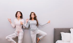 Quand la mode inclut aussi les pyjamas pour femme ! Deux femmes méditent en posture de l’arbre