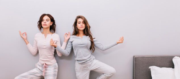 Deux femmes méditent en posture de l’arbre