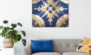 Faites le choix de la mosaïque pour votre déco d’intérieur Tableau abstrait bleu et or au-dessus d’un canapé