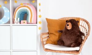 Un nid douillet pour bébé : Comment réaliser la déco de sa chambre ? Ours en peluche sur fauteuil en rotin