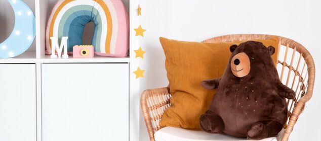 Ours en peluche sur fauteuil en rotin