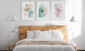 Comment choisir une peinture sur toile pour la déco murale de son intérieur ? Chambre minimaliste avec œuvres florales au mur