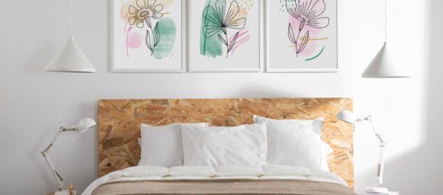 Chambre minimaliste avec œuvres florales au mur