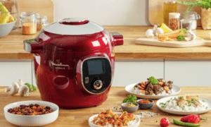 Adoptez le robot cuiseur Cookeo et facilitez-vous la vie Multicuiseur rouge sur plan de travail cuisine