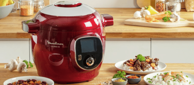 Multicuiseur rouge sur plan de travail cuisine
