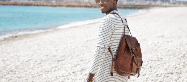 Homme avec sac à dos sur la plage
