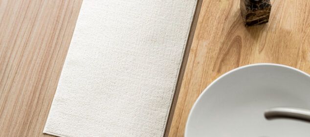 Tapis blanc près d’un lavabo moderne