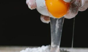 Gaufres croustillantes ou moelleuses : où va votre préférence ? Jaune d'œuf versé dans un puits de farine