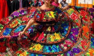Tout savoir des costumes traditionnels mexicains Danseuse en robe traditionnelle colorée lors d’un festival