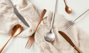 Nos astuces pour choisir de beaux couverts en inox Couverts en métal doré et argenté sur tissu
