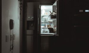 Un goût de nostalgie : le mini-frigo Coca-Cola s’installe dans nos foyers avec succès Réfrigérateur ouvert éclairant cuisine sombre la nuit