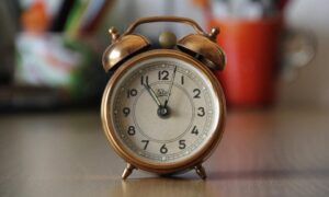 Horloge : Laquelle choisir pour votre chambre à coucher ? Réveil vintage en métal cuivré sur table
