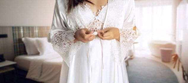 Femme en peignoir blanc dans chambre lumineuse
