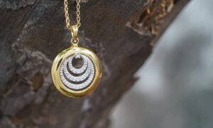 Guide d'achat : Comment choisir le pendentif parfait pour chaque occasion ? Pendentif rond en or avec croissants scintillants
