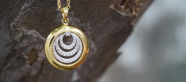 Pendentif rond en or avec croissants scintillants