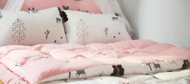 Lit enfant rose avec coussins motifs animaux