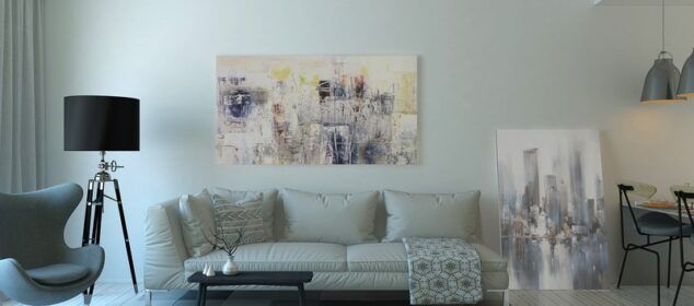 Salon moderne avec canapé blanc et tableau abstrait
