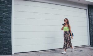 Guide ultime : Choisir la jupe parfaite pour chaque occasion Femme marchant devant un garage moderne blanc