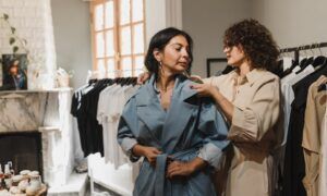Les vestes intemporelles : Investissements mode qui valent la peine Essayage d'un manteau bleu en boutique