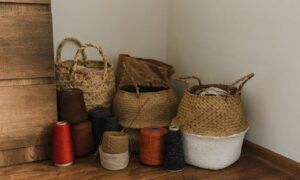 Des paniers africains pour une décoration authentique et durable Paniers tressés et bobines de fil au sol