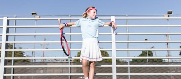 Jeune fille avec raquette de tennis aux gradins