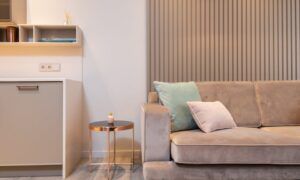Le velours : L'étoffe royale qui sublime votre intérieur Salon moderne avec canapé beige et table d’appoint