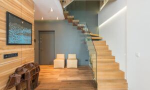 Comment intégrer des statues en pierre dans votre décoration intérieure ? Escalier moderne en bois avec rambarde en verre