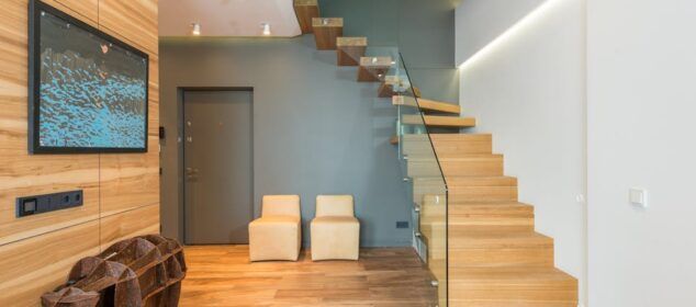 Escalier moderne en bois avec rambarde en verre