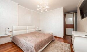 Comment choisir la lampe de chevet LED idéale pour votre chambre ? Chambre moderne avec lit double et parquet