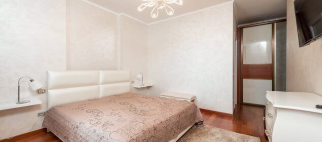 Chambre moderne avec lit double et parquet