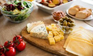 9 idées de snacks à faire chez soi Plateau de fromages, olives et crudités variées