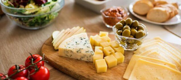 Plateau de fromages, olives et crudités variées