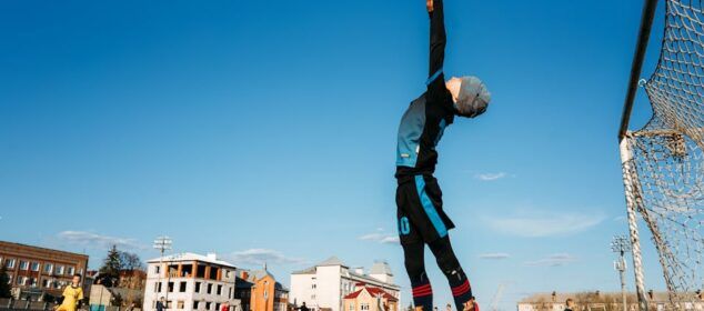 Jeune gardien sautant pour attraper le ballon