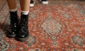 Bottines pour femmes : les erreurs à éviter lors de l’achat et comment bien les porter Bottes noires sur tapis oriental rouge