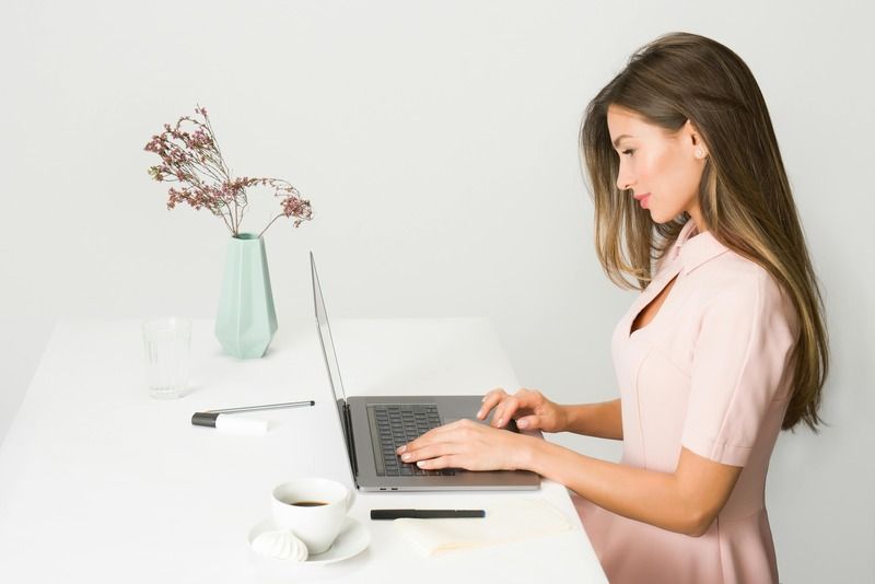femme au bureau