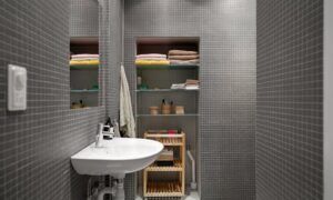 Organisez votre salle de bains : astuces pour un rangement facile Petite salle de bain moderne aux carreaux gris