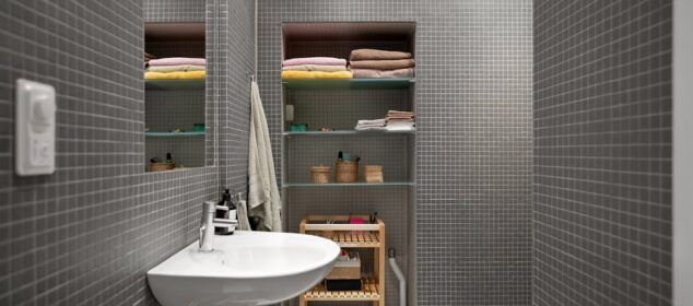 Petite salle de bain moderne aux carreaux gris