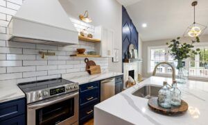 Comment jouer avec les couleurs pour sublimer sa déco ? Cuisine moderne blanche et bleue avec îlot central